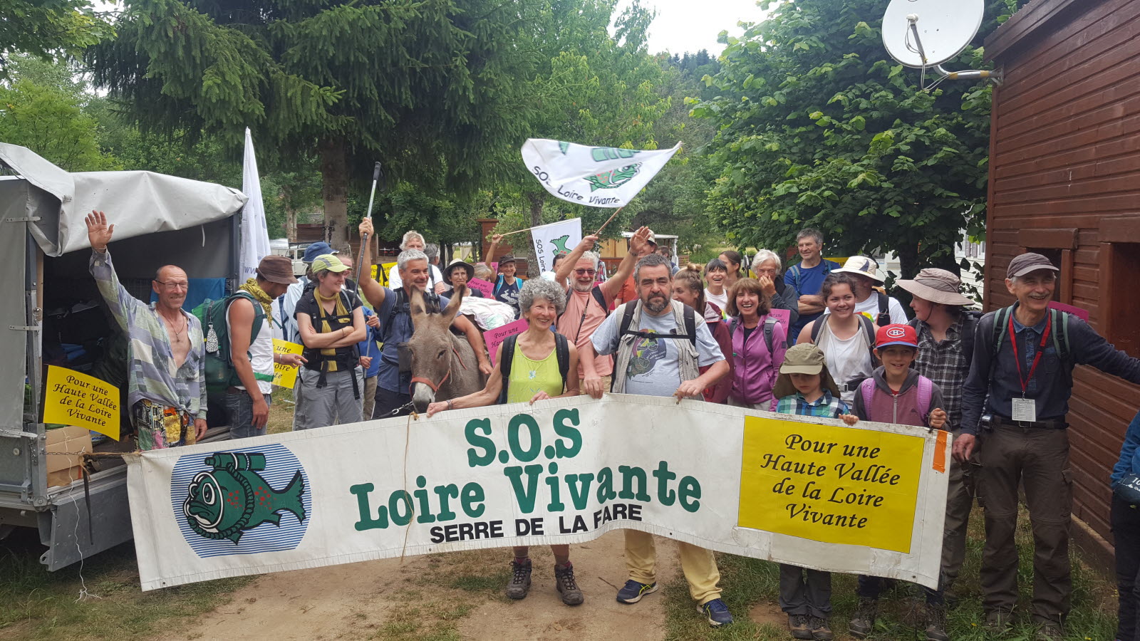 au-total-soixante-treize-personnes-ont-participe-a-la-marche-pour-une-haute-vallee-de-la-loire-vivante-photo-le-progres-christophe-teyssier-1563284213